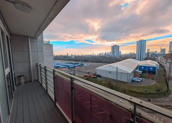 Giogio - Comfortable Stratford Flat With Stunning Views