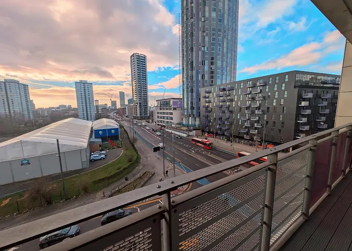 Giogio - Comfortable Stratford Flat With Stunning Views