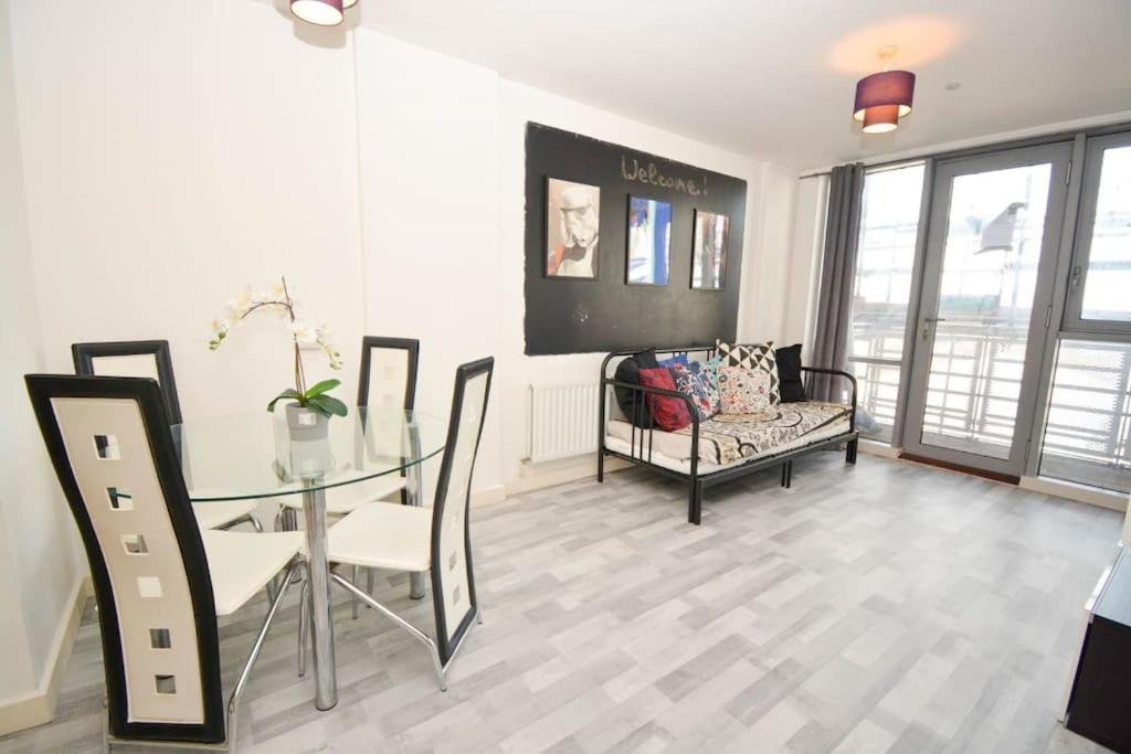 Апартаменты Giogio - Comfortable Stratford Flat With Stunning Views *
