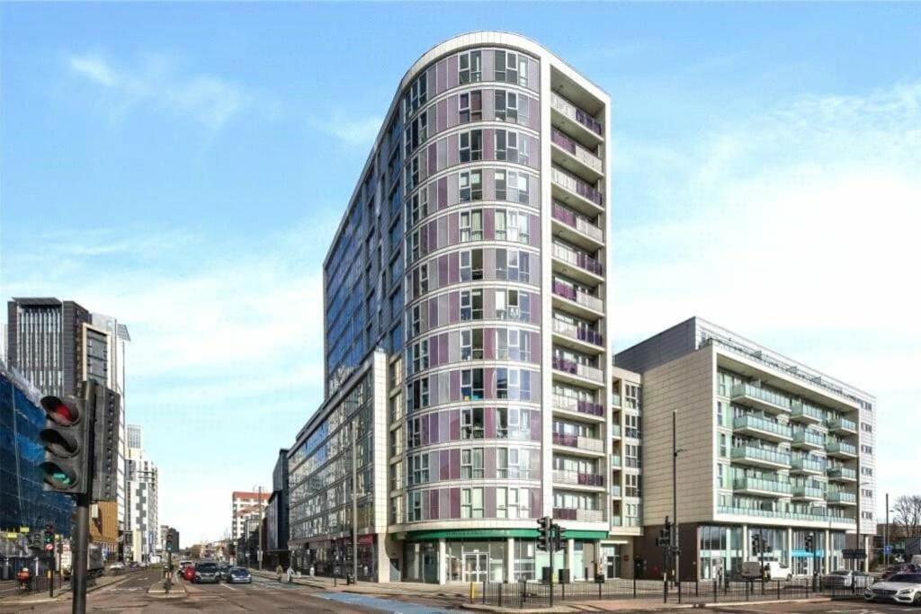 Giogio - Comfortable Stratford Flat With Stunning Views Апартаменты *