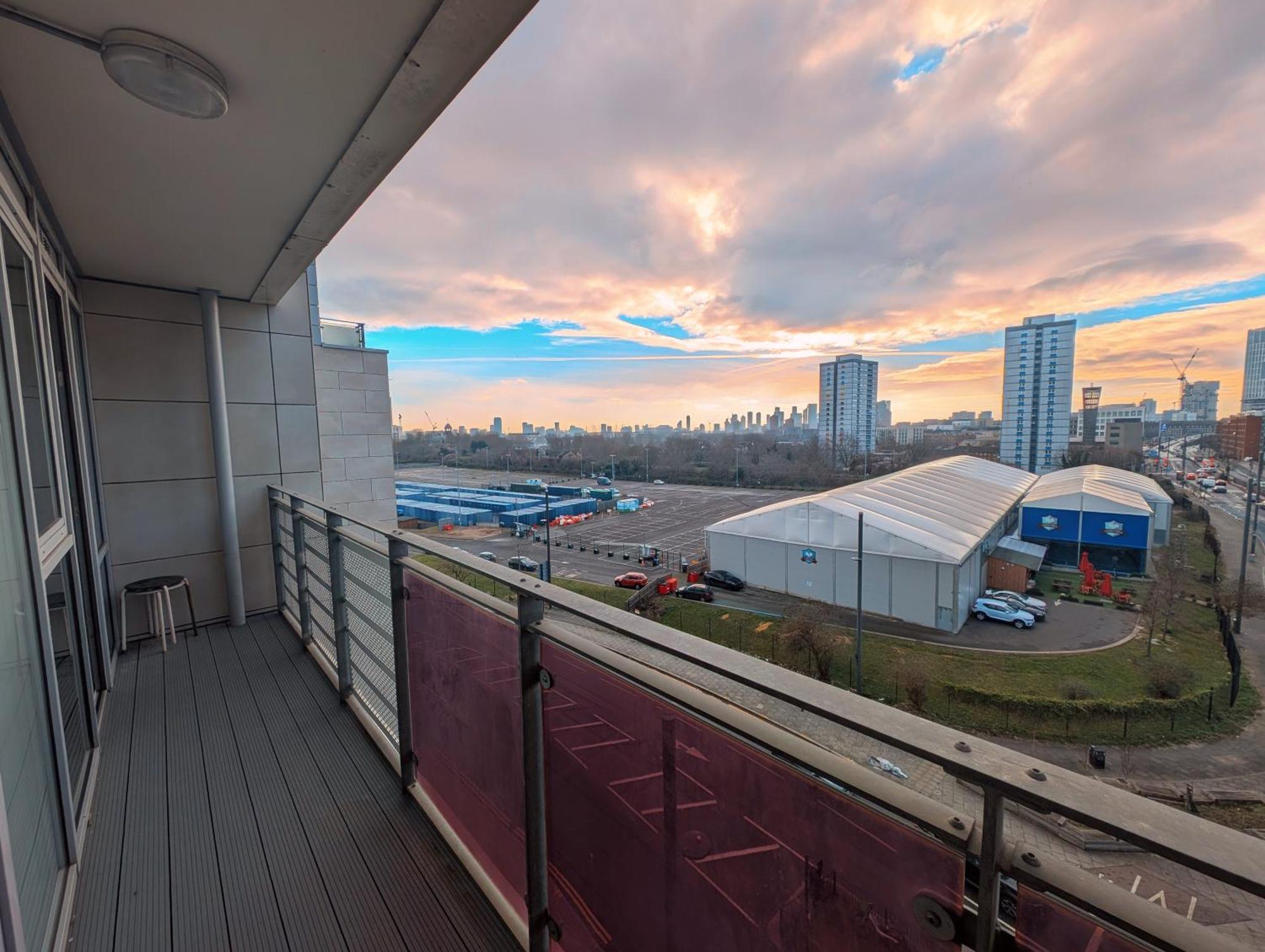 Апартаменты Giogio - Comfortable Stratford Flat With Stunning Views Лондон